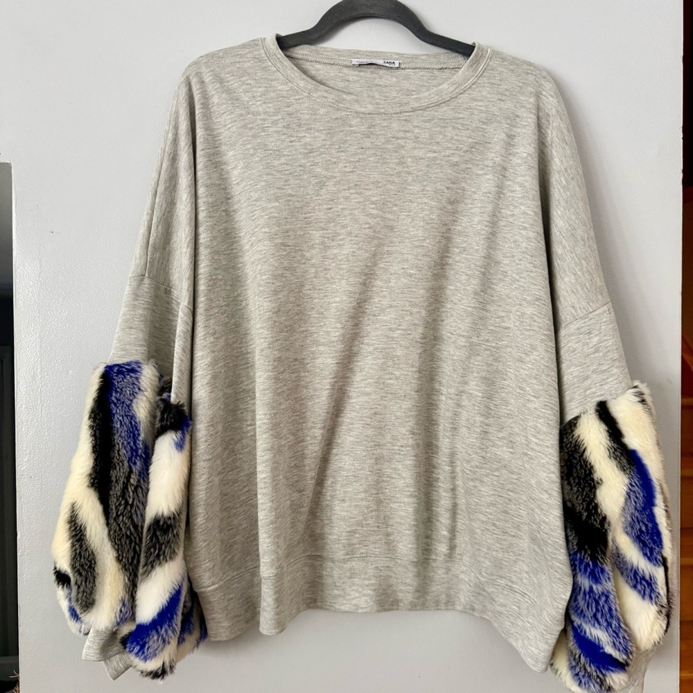 Zara Gray Oversized Sweatshirt with Faux Fur Sleeves - Picture 2 of 5